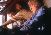 Mark (Dick Van Dyke, r.) und der Chefpilot Lincoln (Mark La Mura, l.) versuchen verzweifelt, das Flugzeug, das in den Sturzflug &uuml;bergegangen ist, abzufangen. Amanda (Victoria Rowell, M.) sieht mit Entsetzen, wie sie der Erde immer n&auml;her kommen.