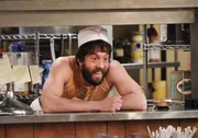 W&auml;hrend Oleg (Jonathan Kite) und Sophie ihr gemeinsames Gl&uuml;ck genie&szlig;en, m&uuml;ssen sich Max und Caroline dringend etwas einfallen lassen, um Han vor einer koreanischen Gang zu retten, die von ihm 30.000 Dollar einfordern ...