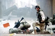Den US-Truppen droht ein grauenvolles Desaster: Sergeant Matt Eversman (Josh Hartnett, r.) und der verletzte Todd Blackburn (Orlando Bloom, liegend) ...