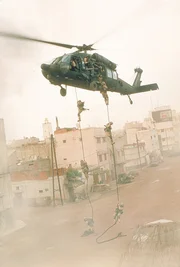 1993 f&uuml;hrt das US-Milit&auml;r eine Operation im Rahmen eines UN-Einsatzes in Mogadishu, Somalia, durch. Zun&auml;chst l&auml;uft alles nach Plan, doch dann st&uuml;rzt ein junger Soldat beim Abseilen aus einem Hubschrauber 20 Meter in die Tiefe ...