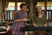Barry Goldberg (Troy Gentile, l.); Erica Goldberg (Hayley Orrantia, r.)