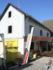 Claudia kommt mit dem Umbau des Hauses nicht weiter. Das Haus ist sehr alt und die Heizungen funktionieren zum Großteil nicht, die Fenster sind undicht, Kabel und Stahlträger sind an allen Ecken und Enden sichtbar, die Böden sind zum Teil marode. Die Kinderzimmer sind winzig und die Decken senken sich zudem gefährlich ab. Ein Fall für das „Zuhause im Glück“-Team, das der Familie nach dem schweren Verlust endlich ein warmes und gemütliches Heim schaffen will. Claudia kommt mit dem Umbau des Hauses nicht weiter. Das Haus ist sehr alt und die Heizungen funktionieren zum Großteil nicht, die Fenster sind undicht, Kabel und Stahlträger sind an allen Ecken und Enden sichtbar, die Böden sind zum Teil marode. Die Kinderzimmer sind winzig und die Decken senken sich zudem gefährlich ab. Ein Fall für das „Zuhause im Glück“-Team, das der Familie nach dem schweren Verlust endlich ein warmes und gemütliches Heim schaffen will.