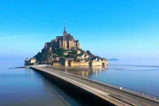 Frankreichs raue Küste: Im Norden der Bretagne Mont Saint-Michel in der Normandie Frankreichs raue Küste: Im Norden der Bretagne Mont Saint-Michel in der Normandie