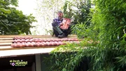 Der Arbeiter verlegt die Fliesen.