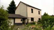 Sabine und Michael haben eine schöne Wohnung. Es gibt nur einen Haken: Sie liegt im dritten Stock und ihre hüftkranke Hündin Wilma schafft die Treppenstufen nicht mehr. Sie kaufen ein Haus, das von Grund auf saniert werden muss. Sabine und Michael haben eine schöne Wohnung. Es gibt nur einen Haken: Sie liegt im dritten Stock und ihre hüftkranke Hündin Wilma schafft die Treppenstufen nicht mehr. Sie kaufen ein Haus, das von Grund auf saniert werden muss.