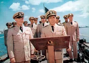 WDR Fernsehen DIE CAINE WAR IHR SCHICKSAL (The caine mutiny), USA 1954, Regie Edward Dmytryk, am Samstag (29.03.14) um 22:45 Uhr. Kapit&auml;n DeVriess (Tom Tully, l) &uuml;bergibt seinem Nachfolger Philip Francis Queeg (Humphrey Bogart, r) das Kommando.