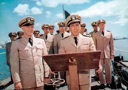 WDR Fernsehen DIE CAINE WAR IHR SCHICKSAL (The caine mutiny), USA 1954, Regie Edward Dmytryk, am Samstag (29.03.14) um 22:45 Uhr. Kapit&auml;n DeVriess (Tom Tully, l) &uuml;bergibt seinem Nachfolger Philip Francis Queeg (Humphrey Bogart, r) das Kommando.