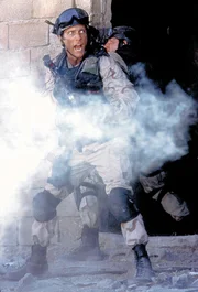 Mogadischu 1993. Bei einem Einsatz gegen den machthungrigen Clan-Chef Aidid werden zwei US-Hubschrauber abgeschossen und rund 100 versprengte amerikanische Soldaten (William Fichtner) eingekesselt ...