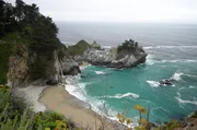 1944 lie&szlig; sich Henry Miller in Big Sur nieder: In Carmel-by-the-Sea, einem kleinen Bergdorf ohne jeden modernen Komfort, brachte Miller seine Verachtung f&uuml;r die materialistische US-Gesellschaft zu Papier.