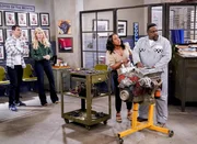 (v.l.n.r.) Dave Johnson (Max Greenfield); Gemma Johnson (Beth Behrs); Tina Butler (Tichina Arnold); Calvin Butler (Cedric the Entertainer)