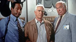 Nordberg (O.J. Simpson, li.), Drebin (Leslie Nielsen) und Hocken (George Kennedy)