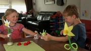 Marie und Moritz zeigen, wie sie nach dem Fr&uuml;hst&uuml;ck den M&uuml;ll trennen und was man damit vielleicht noch machen k&ouml;nnte.