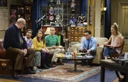 "The Big Bang Theory", "Die retrospektive Retrospektive." Bert ist stolz auf seine Freundin, und will sie sofort allen vorstellen. Rebecca ist sehr h&uuml;bsch! Die Freunde bef&uuml;rchten allerdings, dass Rebecca vielleicht nur hinter Berts Geld her ist. Au&szlig;erdem hat Bernadette schwer damit zu k&auml;mpfen, als sie Halley in der Kindertagesst&auml;tte abgeben muss. Aber auch Howard und Stuart f&auml;llt die Trennung schwer. Kurzerhand nehmen sie Halley einfach wieder mit. Im Bild (v.li.): Brian Posehn (Bert), Kunal Nayyar (Rajesh Koothrappali), Mayim Bialik (Amy Farrah Fowler), Jim Parsons (Sheldon Cooper), Johnny Galecki (Leonard Hofstadter), Kaley Cuoco (Penny).