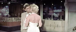 Mit dem Strohwitwer Richard (Tom Ewell, l.) gehen die Gef&uuml;hle und die Fantasie durch, als er seine h&uuml;bsche Nachbarin (Marilyn Monroe, r.) sieht: Was w&auml;re wenn ...?