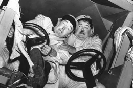 Schrecklich chaotisch und nervenzerrei&szlig;end: Stan (Stan Laurel, li.) und Ollie (Oliver Hardy, re.) steuern ohne jegliche Erfahrung ein Armeeflugzeug.