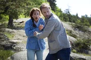 Gerade noch rechtzeitig kommt Kommissar Thomas Andreasson (Jakob Cedergren) und kann Nora (Alexandra Rapaport) zur Seite stehen.