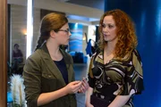 Toni (Mich&egrave;le Fichtner, l.) wundert sich, dass sie mit ihrer Keycard keinen Zugang mehr zur SDF hat und wird von Brigitte (Madlen Kaniuth) dar&uuml;ber aufgekl&auml;rt, dass ab sofort nur noch engste Mitarbeiter Zugang haben.