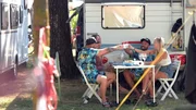Der Urlaub von Sascha, Dennis und ihren Freundinnen neigt sich dem Ende. Die M&auml;nner bereiten zum Abschluss ein besonderes Fr&uuml;hst&uuml;ck zu
