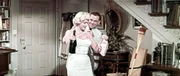 Richard (Tom Ewell, r.) ist allein zu Hause, doch statt zu arbeiten, flirtet er mit seiner sch&ouml;nen Nachbarin (Marilyn Monro, l.).