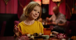 Ella (Agnes Colliander) in ihrem Liebslingsrestaurant Sing Song Sushi