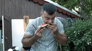 Sp&auml;ti Besitzer Mehmet probiert die Melone