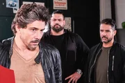 Manuel (Daniel Sellier, l.) wird von Tarek (Haydar Kizay, r.) und seinem Bodyguard (Jakov Maksimovic) unter Druck gesetzt.