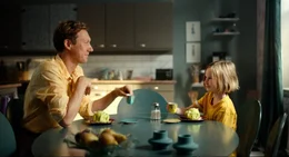 Ella (Agnes Colliander, rechts) und Onkel Tommy (Simon J. Berger Simon, links) genie&szlig;en ihren Kaffee.