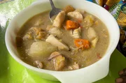 F&uuml;r die Fischsuppe Rond&oacute;n werden zun&auml;chst Bananen, Yamswurzel und Karotten in kochendes Wasser gegeben. Dann kommen frische Kokosmilch, eine scharfe So&szlig;e und mit Curry verfeinerte Makrelen hinzu.