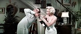 Strohwitwer Richard (Tom Ewell, l.) macht seiner attraktiven Nachbarin (Marilyn Monroe, r.) Avancen, doch irgendwie l&auml;uft nicht alles so wie geplant ...