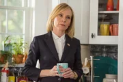 Agent Pamela Harris (Amy Ryan).