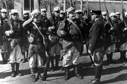 Stan (Stan Laurel, li.) und Ollie (Oliver Hardy, re.) geben sich als Soldaten eher schlecht als recht und verursachen beim Marsch ein totales Chaos.