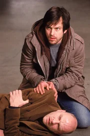 Robert (Ole Puppe, oben) kann nicht fassen, dass K&ouml;nig seinen Bruder Carsten (G&ouml;tz Schubert) wegen der brisanten Unterlagen angeschossen hat...