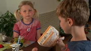 Marie und Moritz zeigen, wie sie nach dem Fr&uuml;hst&uuml;ck den M&uuml;ll trennen und wo sie ihn anschlie&szlig;end hinbringen.