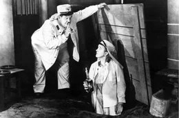 Ollie (Oliver Hardy, li.) entdeckt eine Fluchtm&ouml;glichkeit und t&uuml;rmt zusammen mit Stan (Stan Laurel, re.) aus der Gef&auml;ngniszelle.
