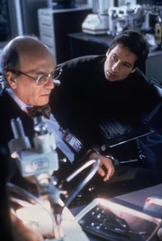 Dr. Ivanov (Ken Kramer, l.); Fox Mulder (David Duchovny, r.)