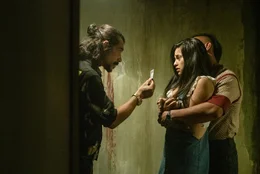 Victor Martinez (&Oacute;scar Jaenada) und Gabriela (Yvette Monreal)  Die Verwendung des sendungsbezogenen Materials ist nur mit dem Hinweis und Verlinkung auf RTL+ gestattet.; Victor Martinez (&Oacute;scar Jaenada) und Gabriela (Yvette Monreal)  Die Verwendung des sendungsbezogenen Materials ist nur mit dem Hinweis und Verlinkung auf RTL+ gestattet.
