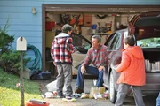 Weil Matt (Moises Arias, l.) auf Sues Liebeserklärung nicht gut reagiert hat, bittet er Mike (Neil Flynn, 2.v.l.) um ein Gespräch mit ihr. Der hat jedoch andere Probleme, denn er, Brick (Atticus Shaffer, r.) und der Rest der Hecks haben unerlaubt eine Spitztour mit dem Wagen der Nachbarn gemacht ... Weil Matt (Moises Arias, l.) auf Sues Liebeserklärung nicht gut reagiert hat, bittet er Mike (Neil Flynn, 2.v.l.) um ein Gespräch mit ihr. Der hat jedoch andere Probleme, denn er, Brick (Atticus Shaffer, r.) und der Rest der Hecks haben unerlaubt eine Spitztour mit dem Wagen der Nachbarn gemacht ...