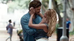 L-R: Dylan (Michiel Huisman) und Sarah (Teresa Palmer)