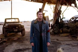 Im Jahre 2018: Die menschlichen Widerstandsk&auml;mpfer f&uuml;rchten, dass es sich bei dem verwirrten Marcus (Sam Worthington) um einen neuen Typus eines Terminators handeln k&ouml;nnte.