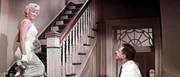 Richard (Tom Ewell, r.) ist Strohwitwer f&uuml;r einen Sommer, doch seine attraktive Nachbarin (Marilyn Monroe, l.) l&ouml;st wahre Hormonst&uuml;rme bei ihm aus ...