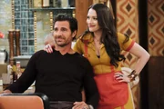 Randy (Ed Quinn, l.) muss wieder nach L.A. zur&uuml;ckkehren und will von Max (Kat Dennings, r.) wissen, wie ihre Beziehung nun weitergehen soll. Die wei&szlig; jedoch keine Antwort darauf. W&auml;hrenddessen ger&auml;t Han in gro&szlig;e Schwierigkeiten, bei denen er auf Max' und Carolines Hilfe angewiesen ist ...