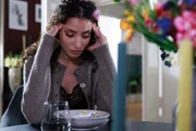Naomi (Nadine Menz) bereitet sich akribisch auf das Date mit Alexander vor. Naomi (Nadine Menz) bereitet sich akribisch auf das Date mit Alexander vor.
