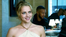 Sarah (Teresa Palmer)
