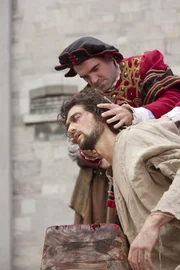 Wegen Unzucht mit der Königin zum Tode verurteilt: Mark Smeaton (David Alpay, vorne) ... Wegen Unzucht mit der Königin zum Tode verurteilt: Mark Smeaton (David Alpay, vorne) ...
