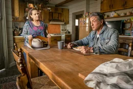 Maria Beltran (Adriana Barraza) und John Rambo (Sylvester Stallone)  Die Verwendung des sendungsbezogenen Materials ist nur mit dem Hinweis und Verlinkung auf TVNOW gestattet.
