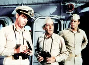 KinoKlassiker - Jahrhundertfilme: "Die Caine war ihr Schicksal". Im Bild: Lt. Keefer (Fred MacMuray, li.) und F&auml;hnrich Willie Keith (Robert Francis, re.) betrachten den neuen Kommandanten, Captain Queeg (Humphrey Bogart, mi.), mit Skepsis.