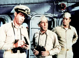 KinoKlassiker - Jahrhundertfilme: "Die Caine war ihr Schicksal". Im Bild: Lt. Keefer (Fred MacMuray, li.) und F&auml;hnrich Willie Keith (Robert Francis, re.) betrachten den neuen Kommandanten, Captain Queeg (Humphrey Bogart, mi.), mit Skepsis.