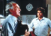 Jonathan (Michael Landon, r.) appelliert an Teds (John McLiam, l.) Vernunft, seine irdische Existenz endlich hinter sich zu lassen.