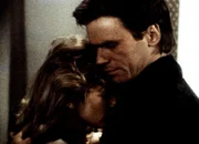 Amy (Tannis Montgomery, l.) und MacGyver (Richard Dean Anderson, r.) sind mit knapper Not dem Tode entkommen.