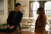 Barry Allen (Grant Gustin, l.); Iris West-Allen (Candice Patton, r.)